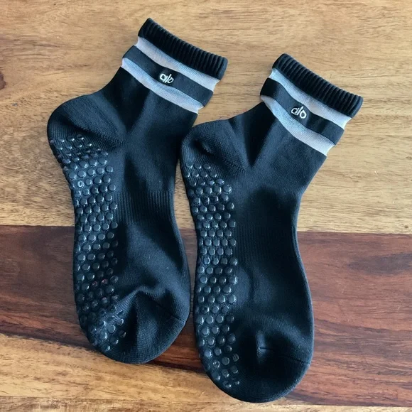 ALO Yoga Women's pulse Grip Socks black M/L retails $38 Pilates black - Picture 3 of 5